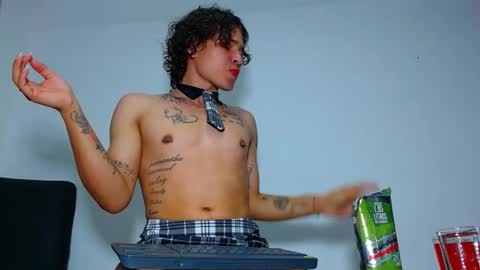 Snapshot of thiago_fosterr1 chatting on 01/01/25, 11:07 Thiago online show from 01/01/25, 11:07