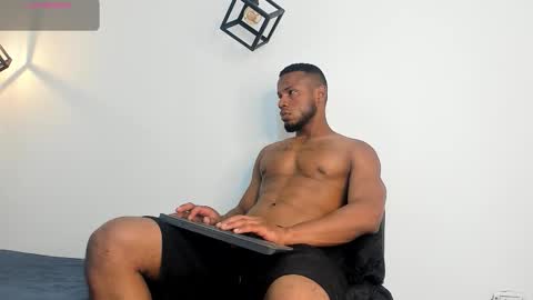 Snapshot of thiagosantos_ chatting on 09/21/25, 06:26 Thiago Instagram   online show from 09/21/25, 06:26