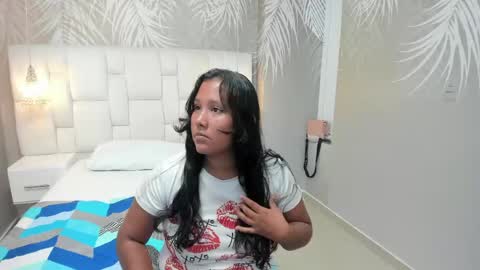 Snapshot of thianna_brunette chatting on 05/21/26, 12:01 THIANA online show from 05/21/26, 12:01
