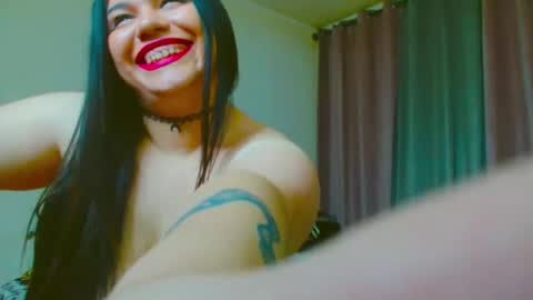 Snapshot of thichslutx chatting on 05/05/26, 05:32 Maria online show from 05/05/26, 05:32