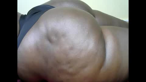 Snapshot of thick_queenn chatting on 02/08/25, 03:41 thick_queenn online show from 02/08/25, 03:41