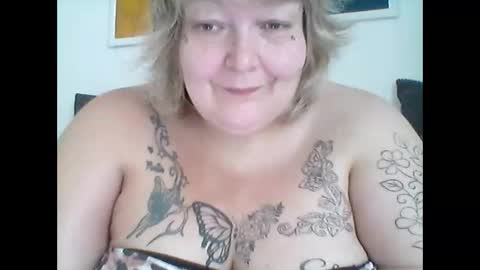 Snapshot of thickdarkangel chatting on 05/26/26, 01:29 thickdarkangel online show from 05/26/26, 01:29