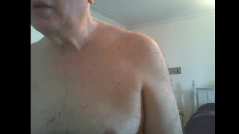 Snapshot of thickmelnik chatting on 03/11/25, 04:43 James online show from 03/11/25, 04:43
