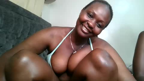 Snapshot of thicky_rue chatting on 06/08/26, 01:28 Rue online show from 06/08/26, 01:28