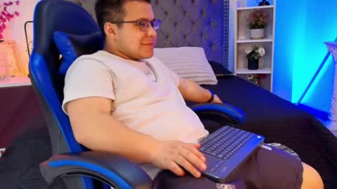 Snapshot of thiiago_saenz chatting on 05/12/26, 12:35 Thiiago Saenz online show from 05/12/26, 12:35