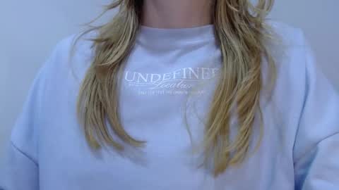 Snapshot of thin33 chatting on 11/08/25, 02:34 sara online show from 11/08/25, 02:34