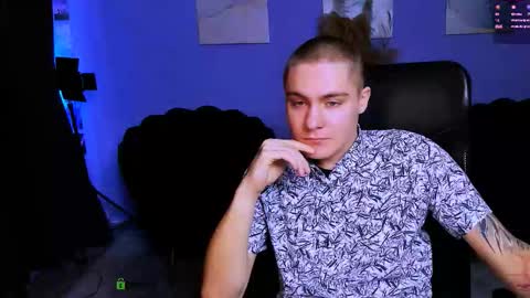 Snapshot of thomas_crow chatting on 11/22/25, 10:25 thomas_crow online show from 11/22/25, 10:25