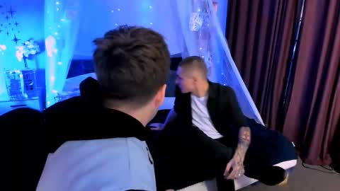 Snapshot of thomas_crow chatting on 12/23/25, 11:08 thomas_crow online show from 12/23/25, 11:08