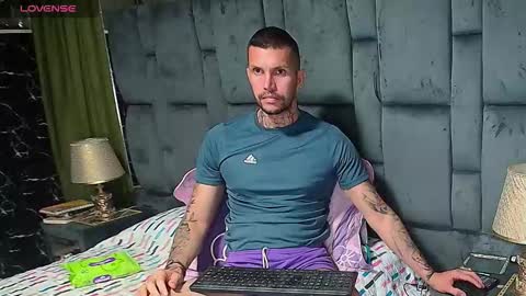 Snapshot of thomas_grey_1 chatting on 11/05/25, 01:27 thomas_grey_1 online show from 11/05/25, 01:27