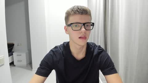 Snapshot of thomas_shelbivip chatting on 12/11/24, 04:28 Tomas online show from 12/11/24, 04:28