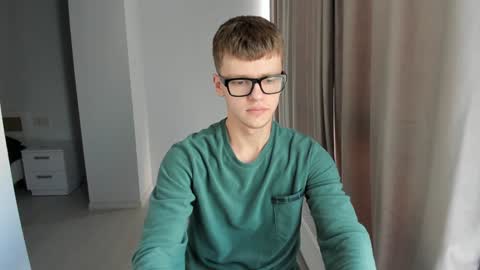 Snapshot of thomas_shelbivip chatting on 01/12/25, 11:28 Tomas online show from 01/12/25, 11:28