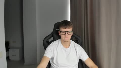 Snapshot of thomas_shelbivip chatting on 01/28/25, 11:17 Tomas online show from 01/28/25, 11:17