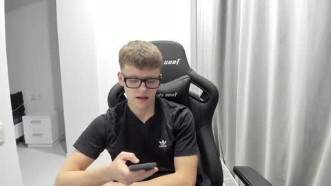 Snapshot of thomas_shelbivip chatting on 01/29/25, 10:32 Tomas online show from 01/29/25, 10:32