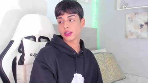 Snapshot of thomas_wild chatting on 10/26/25, 07:47 Thomas online show from 10/26/25, 07:47