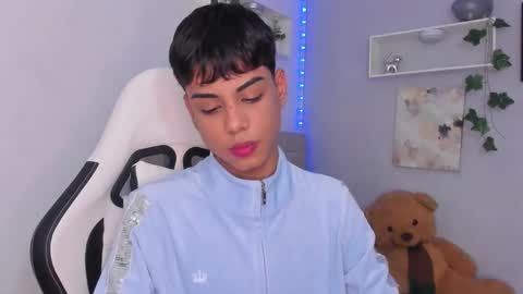 Snapshot of thomas_wild chatting on 11/01/25, 01:18 Thomas online show from 11/01/25, 01:18