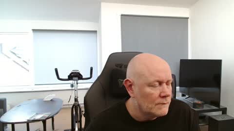 thomash32 online show from 09/17/25, 07:43