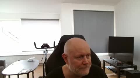 thomash32 online show from 10/01/25, 10:54