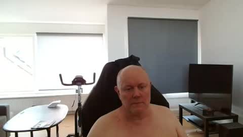 thomash32 online show from 10/02/25, 12:34