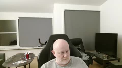 thomash32 online show from 10/20/25, 09:48