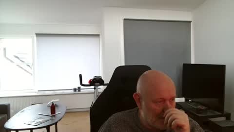 thomash32 online show from 10/21/25, 11:33