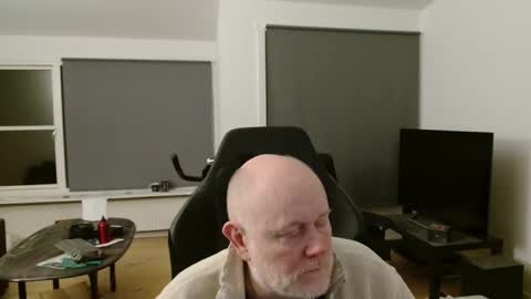 thomash32 online show from 11/14/25, 10:18