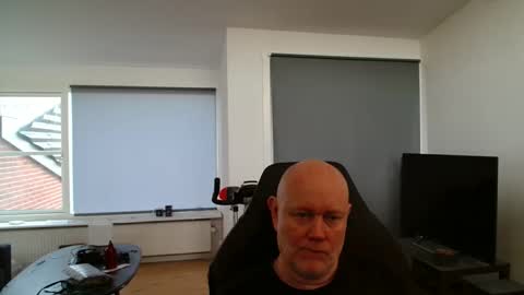 thomash32 online show from 11/23/25, 08:36