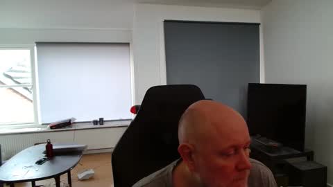 thomash32 online show from 12/02/25, 10:31