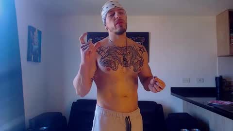 Snapshot of thomashoward31 chatting on 01/23/25, 01:45 Thomas online show from 01/23/25, 01:45