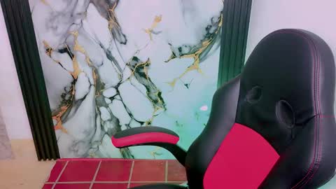 Snapshot of thommy_cute chatting on 12/18/25, 09:54 Thomas online show from 12/18/25, 09:54