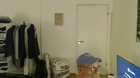 Snapshot of thomster1972good chatting on 02/15/26, 06:15 Tom online show from 02/15/26, 06:15