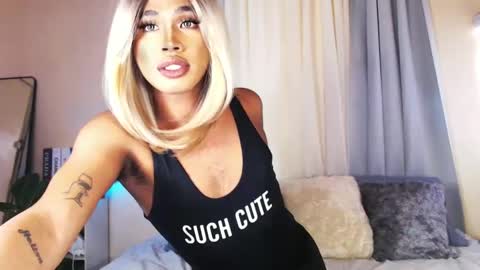 Snapshot of tiara_perezx chatting on 02/25/25, 05:19 Sam online show from 02/25/25, 05:19