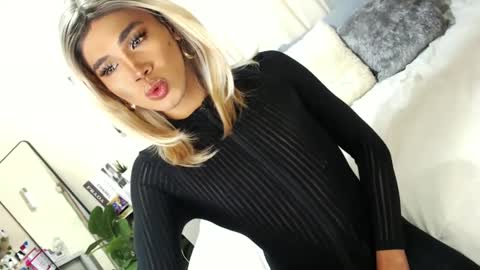 Snapshot of tiara_perezx chatting on 02/28/25, 02:42 Sam online show from 02/28/25, 02:42