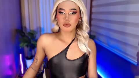 Snapshot of tiara_perezx chatting on 09/17/25, 08:10 Sam online show from 09/17/25, 08:10