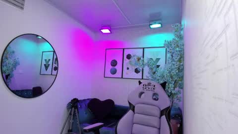 Tiara  online show from 04/26/26, 03:04
