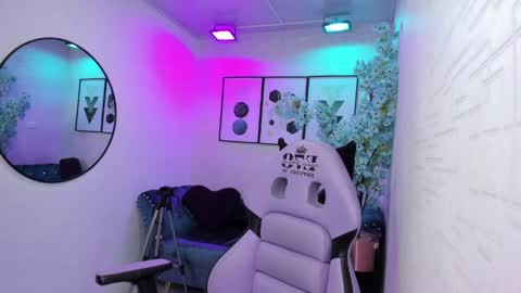 Tiara  online show from 04/28/26, 03:33