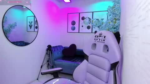 Tiara  online show from 05/06/26, 03:24