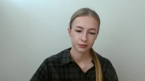 Snapshot of tiarasmile chatting on 06/17/26, 08:06 Tiara online show from 06/17/26, 08:06