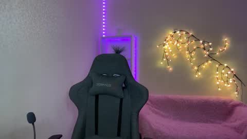 Amira online show from 12/01/25, 11:37