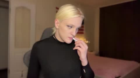 Amira online show from 12/15/25, 09:13