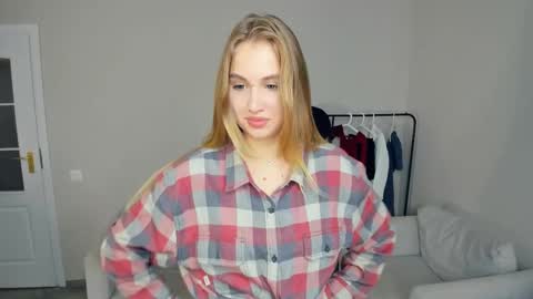 Snapshot of tilliecristello chatting on 11/09/25, 08:45 Elizabeth Elize online show from 11/09/25, 08:45