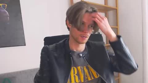 Snapshot of tim_mart chatting on 11/28/25, 08:22 ask me online show from 11/28/25, 08:22