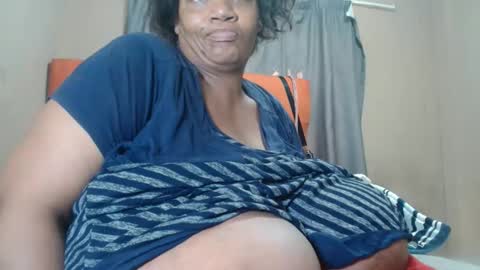 Snapshot of tinagiant chatting on 05/13/26, 10:34 tinagiant online show from 05/13/26, 10:34