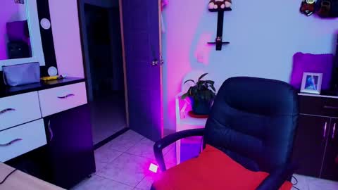 Snapshot of tinnadawson chatting on 01/08/25, 02:03 I AM BELLA ----------- follow my IG TINNS 69 online show from 01/08/25, 02:03