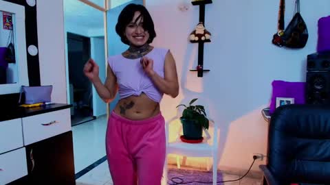 Snapshot of tinnadawson chatting on 01/15/25, 08:20 I AM BELLA ----------- follow my IG TINNS 69 online show from 01/15/25, 08:20