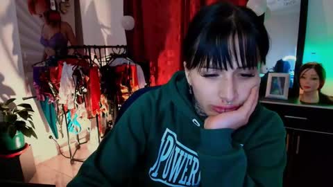 Snapshot of tinnadawson chatting on 11/21/25, 01:48 I AM BELLA ----------- follow my IG TINNS 69 online show from 11/21/25, 01:48