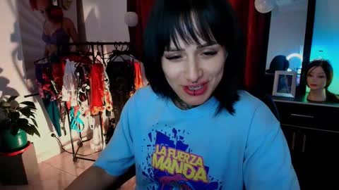 Snapshot of tinnadawson chatting on 11/22/25, 02:43 I AM BELLA ----------- follow my IG TINNS 69 online show from 11/22/25, 02:43