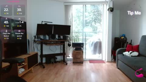 Tiny Caroline online show from 04/16/26, 10:23