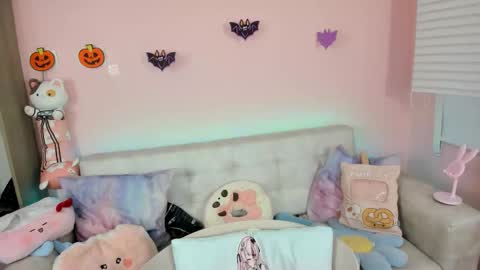 Snapshot of tiny_cora chatting on 10/19/25, 04:07 tiny_cora online show from 10/19/25, 04:07