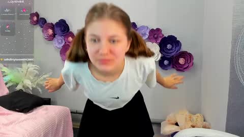 Snapshot of tiny_girl_18 chatting on 04/04/26, 12:53 Ariana online show from 04/04/26, 12:53