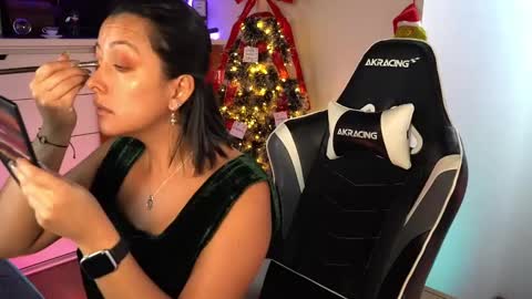 Snapshot of tiny_panther chatting on 12/23/24, 08:14 Ana Molly online show from 12/23/24, 08:14